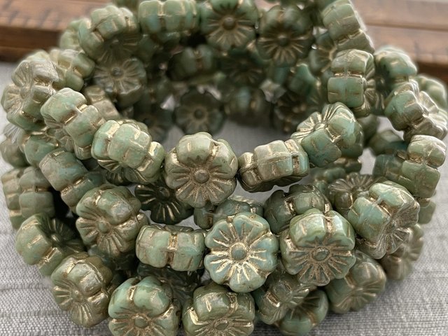 9mm Hibiscus Flower Tea Green with Gold Wash