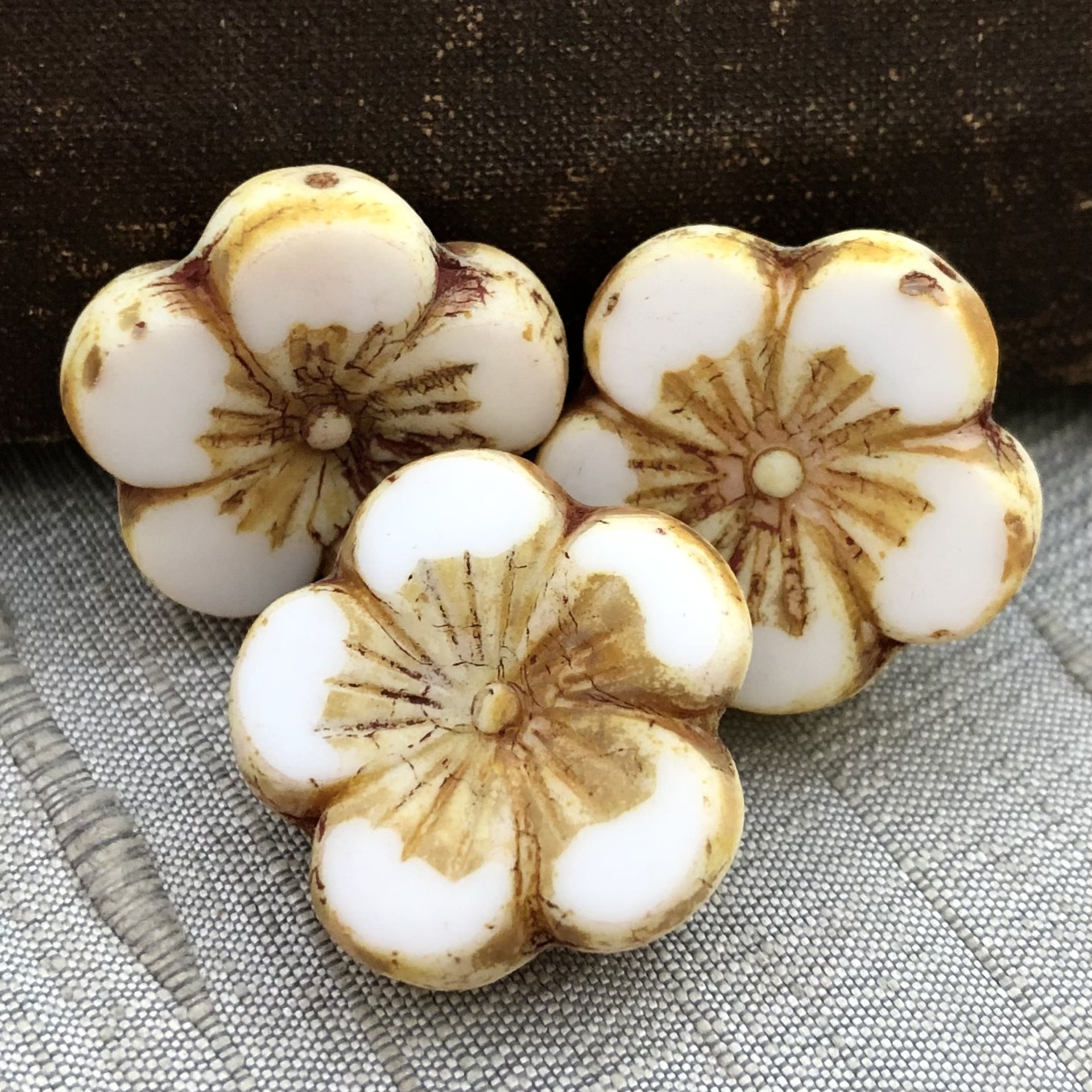 22mm Hibiscus Flower White with a Picasso Finish - 1 Bead