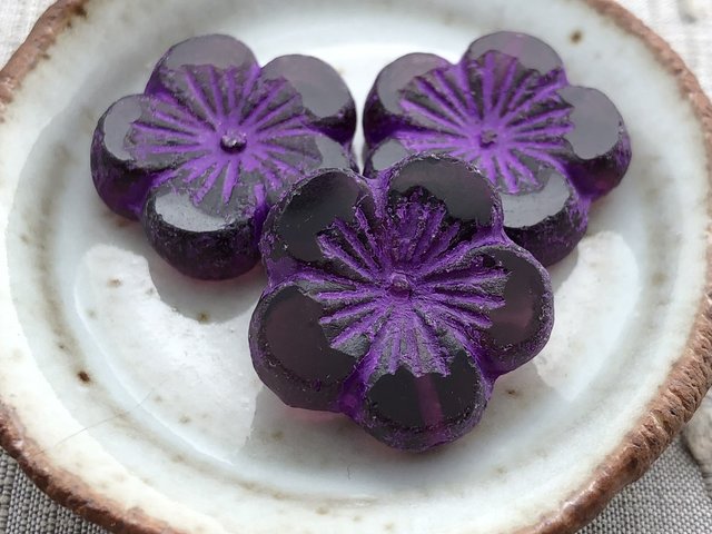 22mm Hibiscus Flower Purple with An Etched Finish - 1 Bead